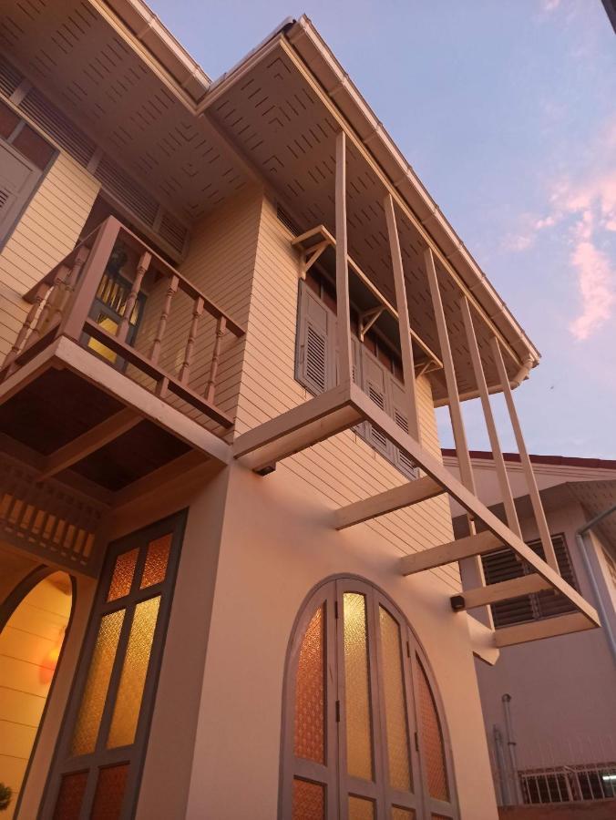 לינה וארוחת בוקר בנגקוק Priya Boutique House מראה חיצוני תמונה